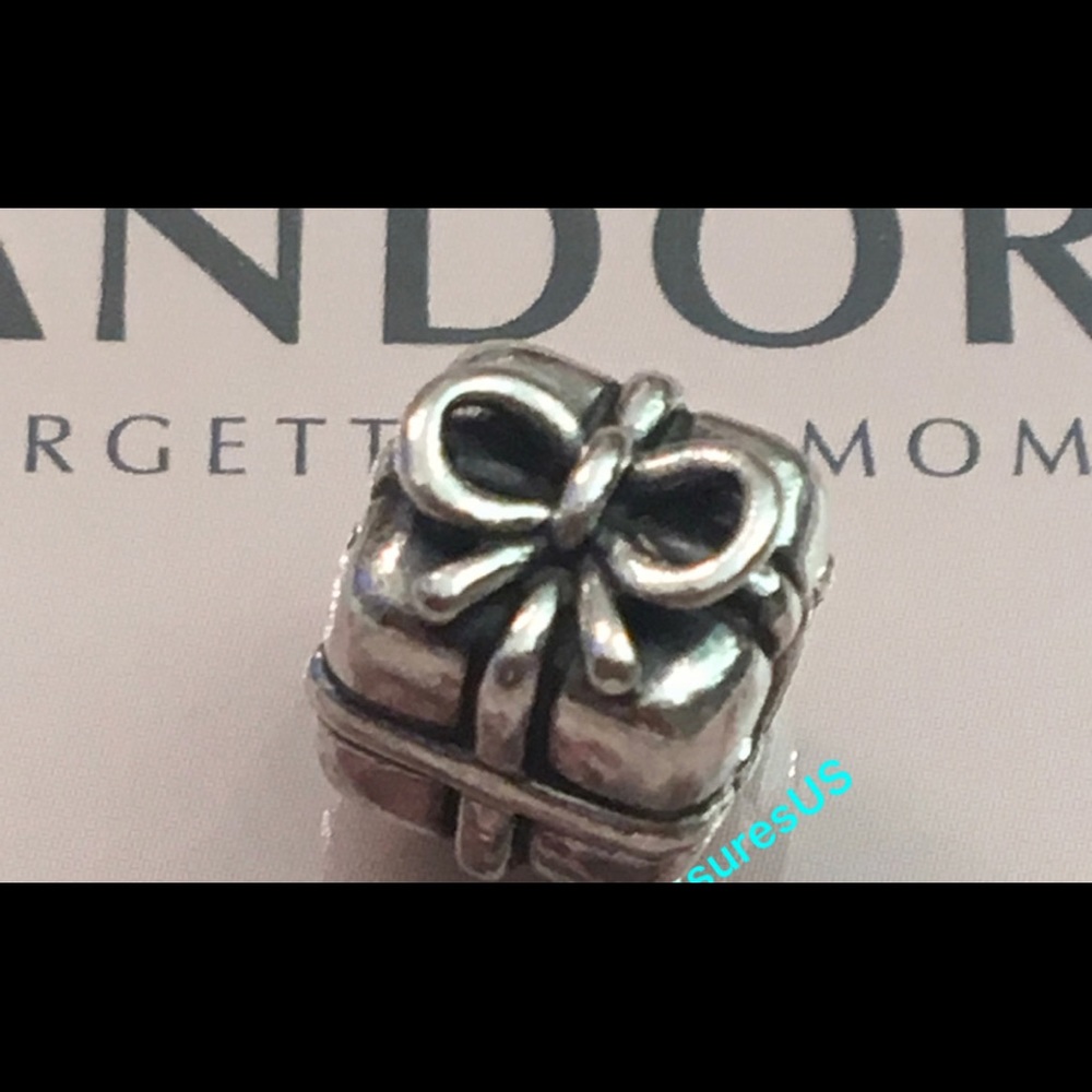 Pandora present charm